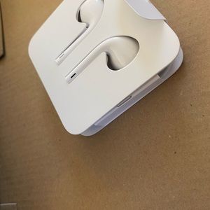 Brand new Apple non wireless ear phones